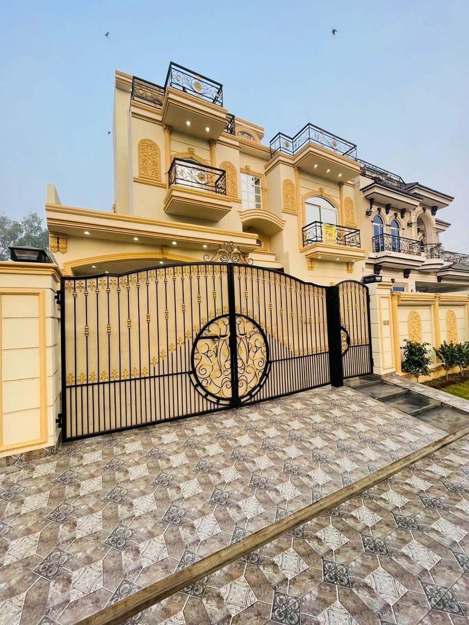 10 marla spanish House for sale in Central Park Lahore (1)
